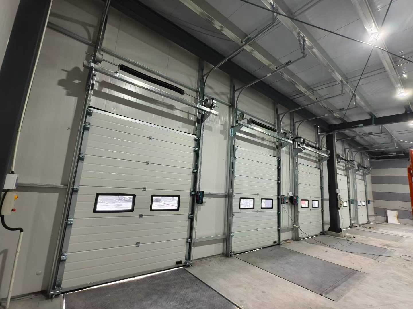 Tööstuslike sektsioonuste ja dokkide tasandusseadmete saadetis laoprojektide jaoks